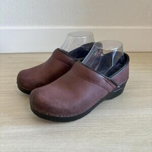 Dansko Professional Women’s Dark Red Oiled Woodgrain Clogs Size 38 EU